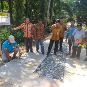 Transformasi Monitoring Pembangunan di Desa Makmur Jaya: Komitmen dan Inovasi Sekcam Andri Kusnadi