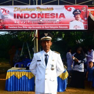 Upacara Bendera Dalam Rangka HUT RI ke-79 Dilaksanakan Dengan Penuh Khidmat, Kepala Desa Mekar Jaya Berperan Sebagai Inspektur Upacara.
