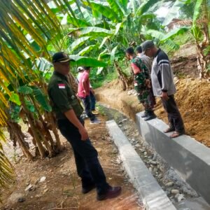 Camat Malin Deman Lakukan Pengecekan dan Evaluasi Pembangunan Dana Desa di Desa Talang Baru