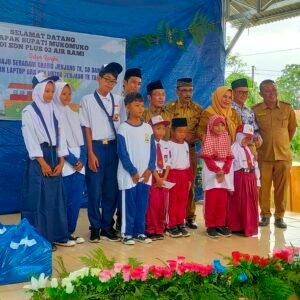 Pemda Mukomuko Menyalurkan Program Seragam Sekolah Gratis untuk SD dan SMP