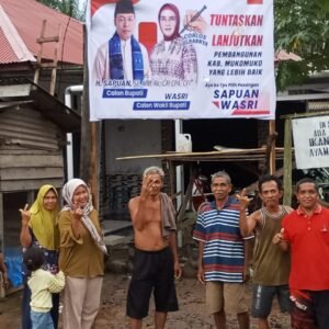 Gotong Royong Petani Mukomuko Dukung Sapuan – Wasri Lewat Penggalangan Dana Cetak Baliho