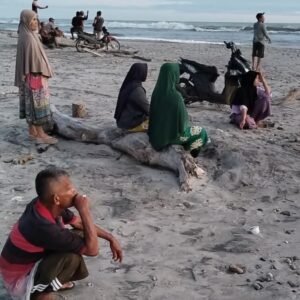 Nelayan Asal Pulau Makmur Belum Kembali dari Laut, Warga Ramai Lakukan Pencarian di Pantai Pasar Ipuh