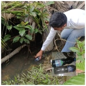 Warga Ambil Sampel Air Sungai Air Pisang, Respons Lamban Pemerintah Dipertanyakan