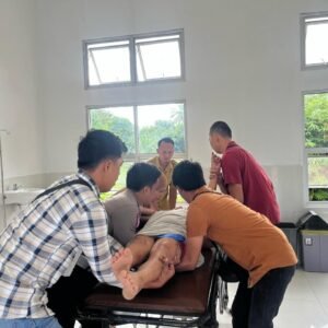 Personel Polsek Pondok Suguh Bantu Warga Penarik Alami Sesak Napas di Jalan Raya