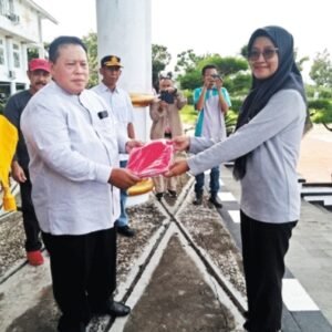 Bupati Mukomuko Bagikan 430 Bendera Merah Putih Gratis Sambut HUT ke-80 RI