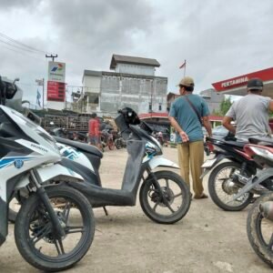 Distribusi ke Pertashop Tersendat, Warga Pedalaman Padati SPBU