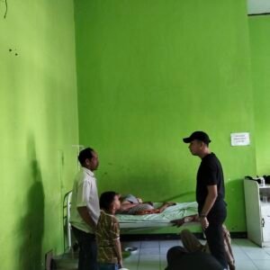 Anggota Komisi III DPRD Mukomuko Fajar Assegaf Jenguk Korban Pengeroyokan di Pantai Abrasi Ipuh