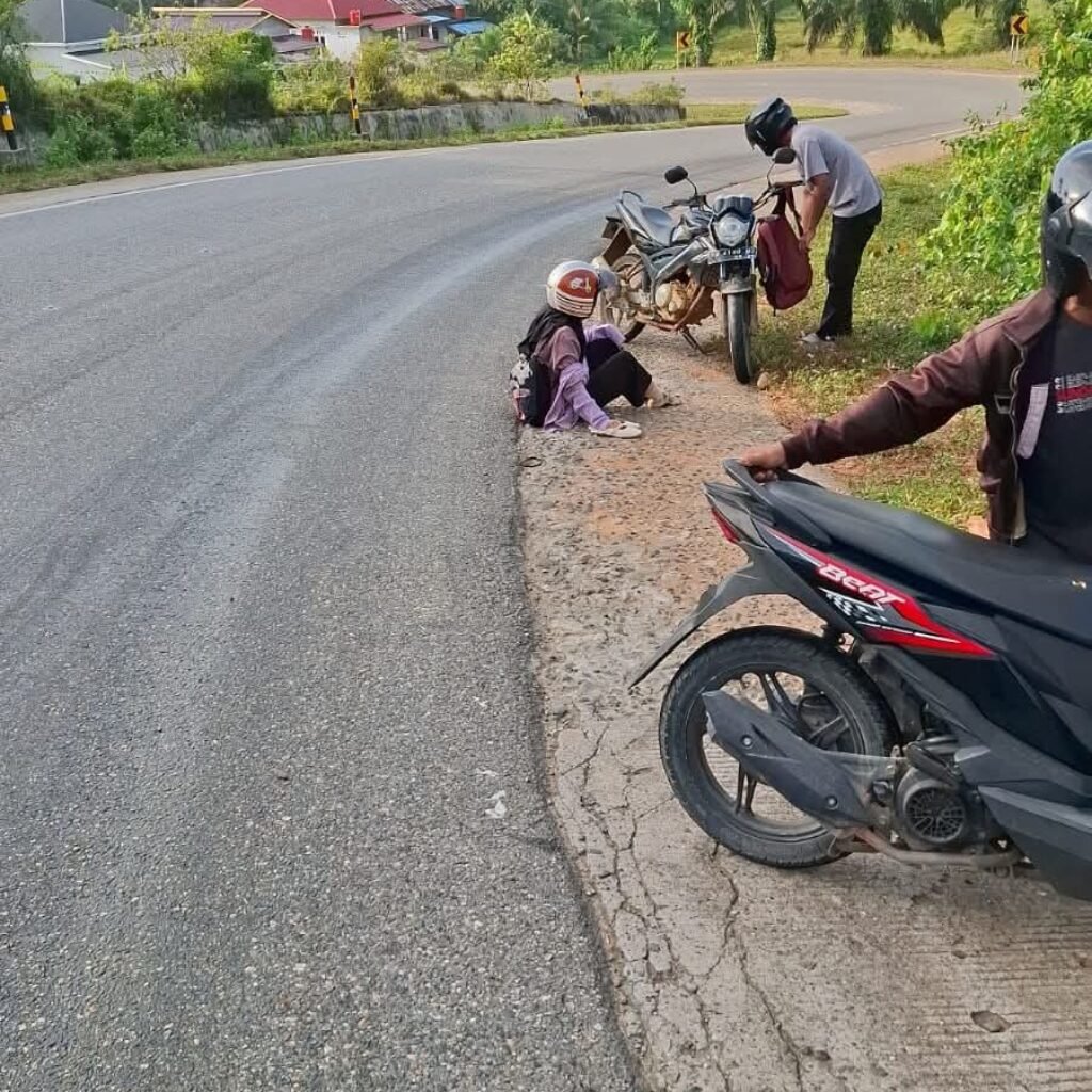 Jalan Bersimbah Minyak CPO di Air Buluh, Pengendara Berjatuhan, Warga Minta Aparat Bertindak