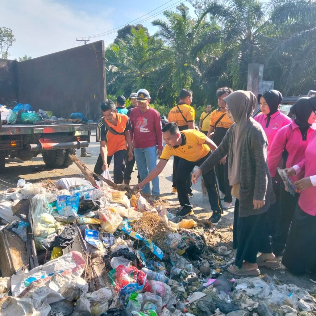 Kapolres Mukomuko Perintahkan Eksekusi Sampah Liar, Polsek Pondok Suguh Turunkan Alat Berat Bersihkan Jalur Lintas