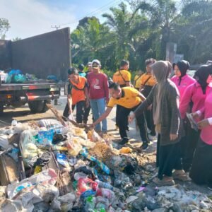 Kapolres Mukomuko Perintahkan Eksekusi Sampah Liar, Polsek Pondok Suguh Turunkan Alat Berat Bersihkan Jalur Lintas