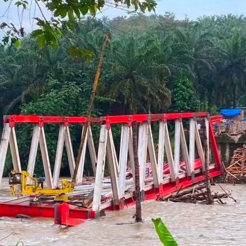 Rangka Jembatan Ambruk Dihantam Banjir, Pemkab Mukomuko Pastikan Proyek Tetap Berlanjut 