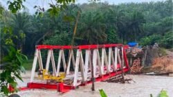 Rangka Jembatan Ambruk Dihantam Banjir, Pemkab Mukomuko Pastikan Proyek Tetap Berlanjut 