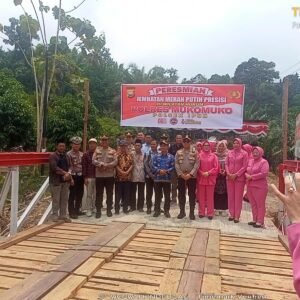 Kapolres Mukomuko Resmikan Jembatan Merah Putih Presisi di Desa Cinta Asih