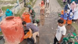 Bhakti TNI AD, Kodim 0428/Mukomuko Salurkan Bantuan Air Bersih untuk Warga Pasar Ipuh
