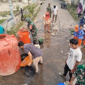 Bhakti TNI AD, Kodim 0428/Mukomuko Salurkan Bantuan Air Bersih untuk Warga Pasar Ipuh