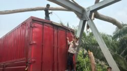 Respons Cepat Polsek Sungai Rumbai, Pohon Tumbang di Jembatan Air Pisang Langsung Dibersihkan