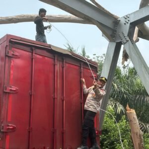Respons Cepat Polsek Sungai Rumbai, Pohon Tumbang di Jembatan Air Pisang Langsung Dibersihkan